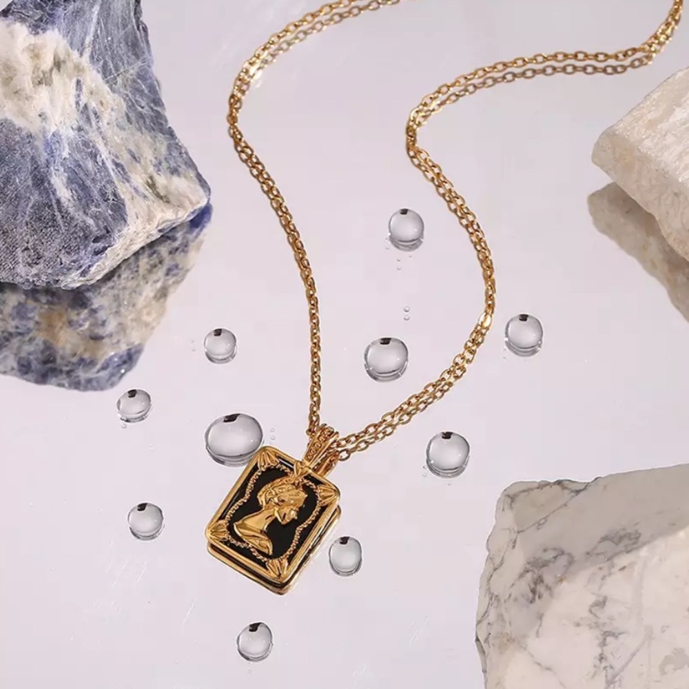 NEW QUEEN 18K GOLD SQUARE PENDANT NECKLACE, NICE NECKLACE, CUTE NECKLACE - Picture 5 of 6